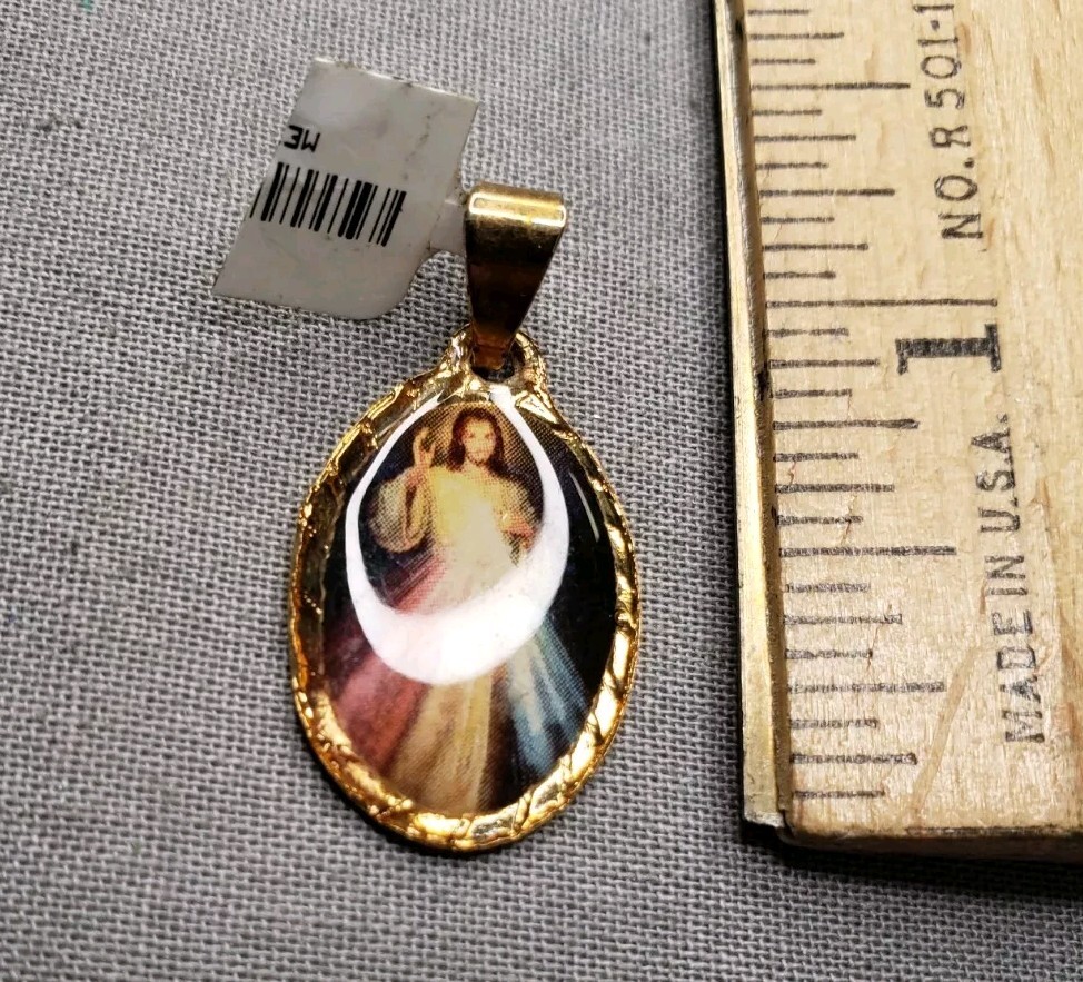 Vintage Medal Pendant Divine Mercy Religious Christian A49