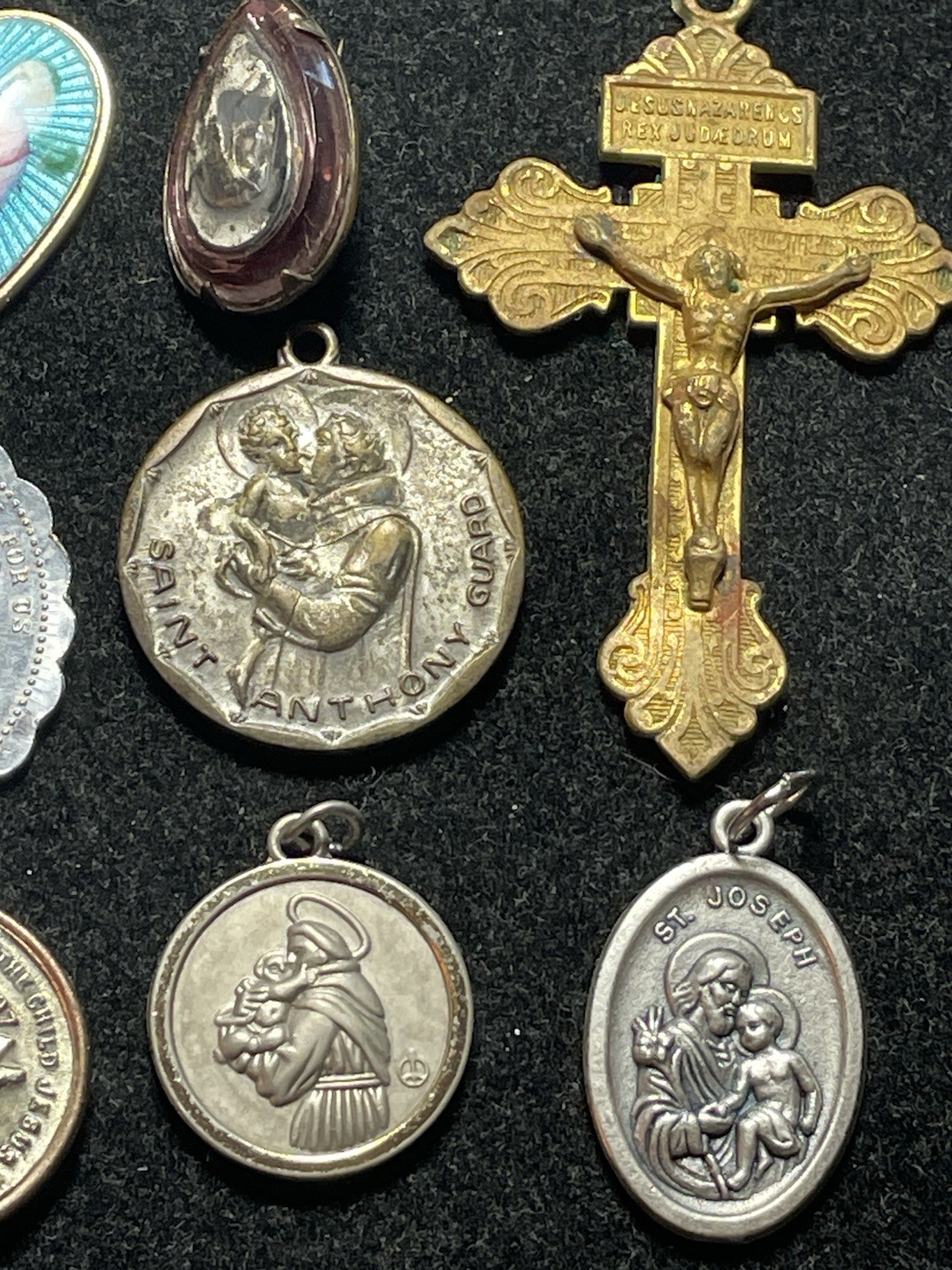 CATHOLIC RELIGIOUS PENDANTS / MEDALS /CROSS LOT C29