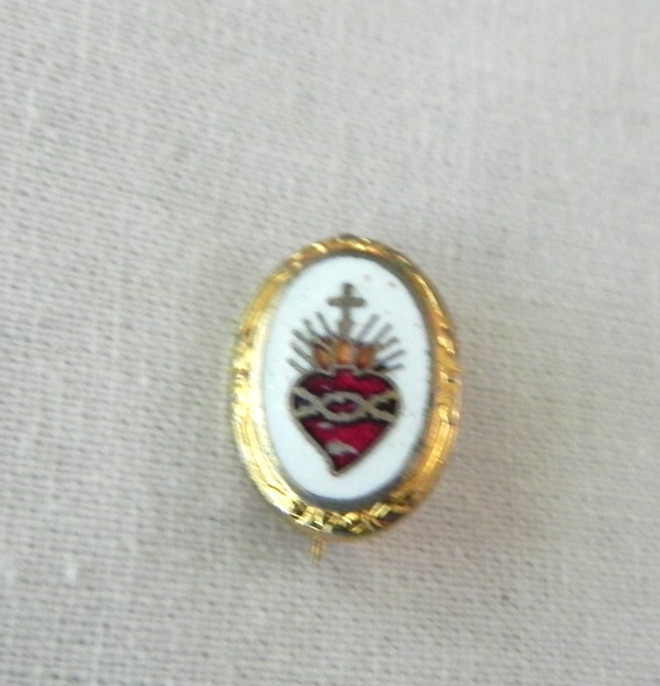 Sacred Heart of Jesus enamel pin gold Oval shape Unknown Vintage NICE