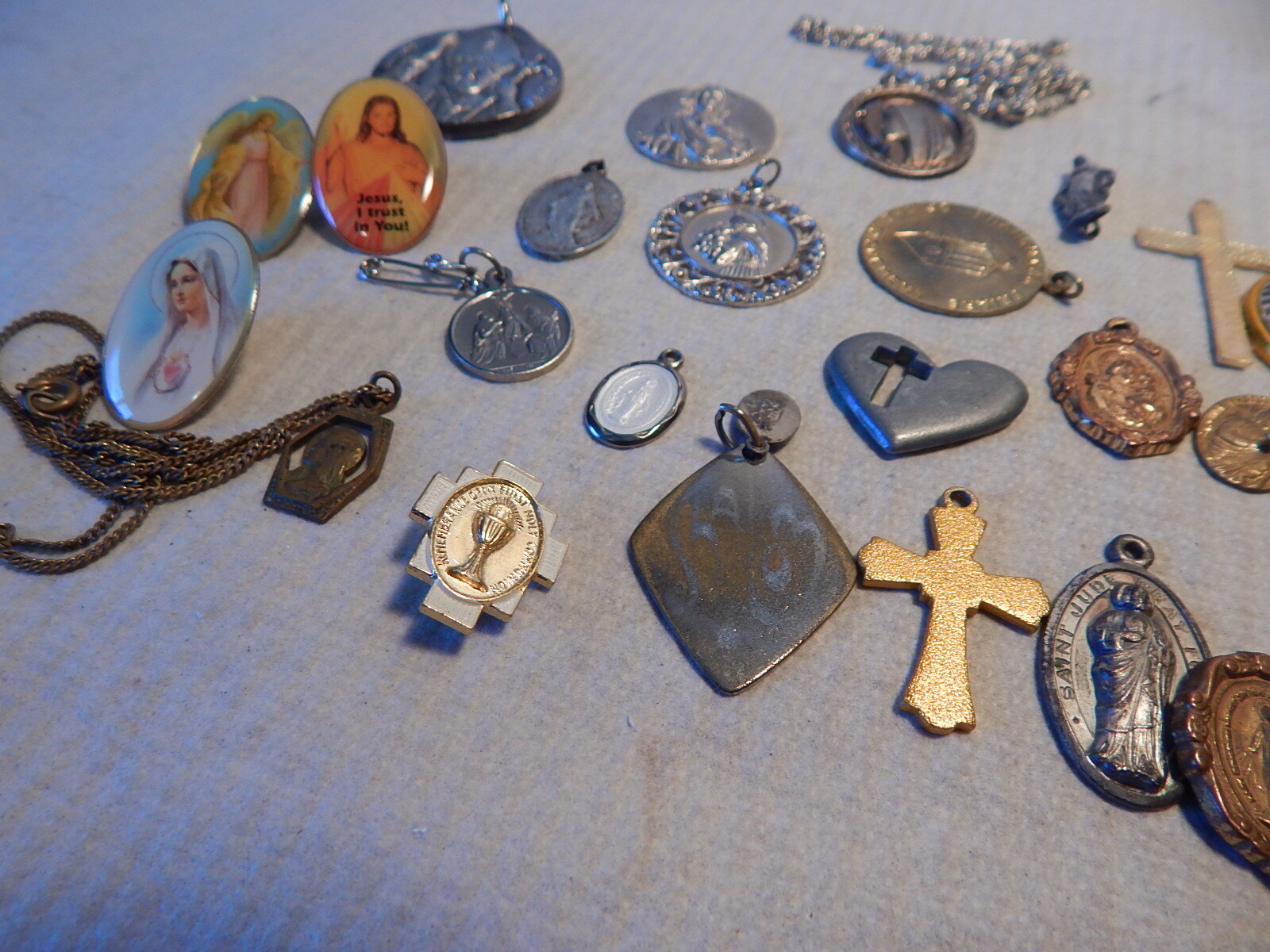 VTG CATHOLIC METAL LOT RELIGION POPES JESUS VIRGIN MARY OLDER 29 TOTAL ESTATE
