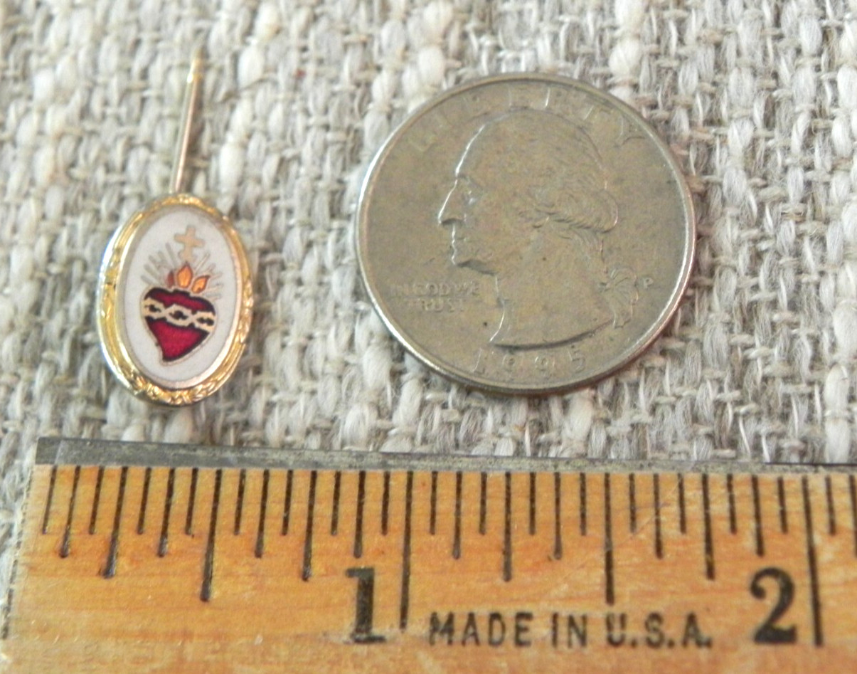 Sacred Heart of Jesus enamel pin gold Oval shape Unknown Vintage NICE