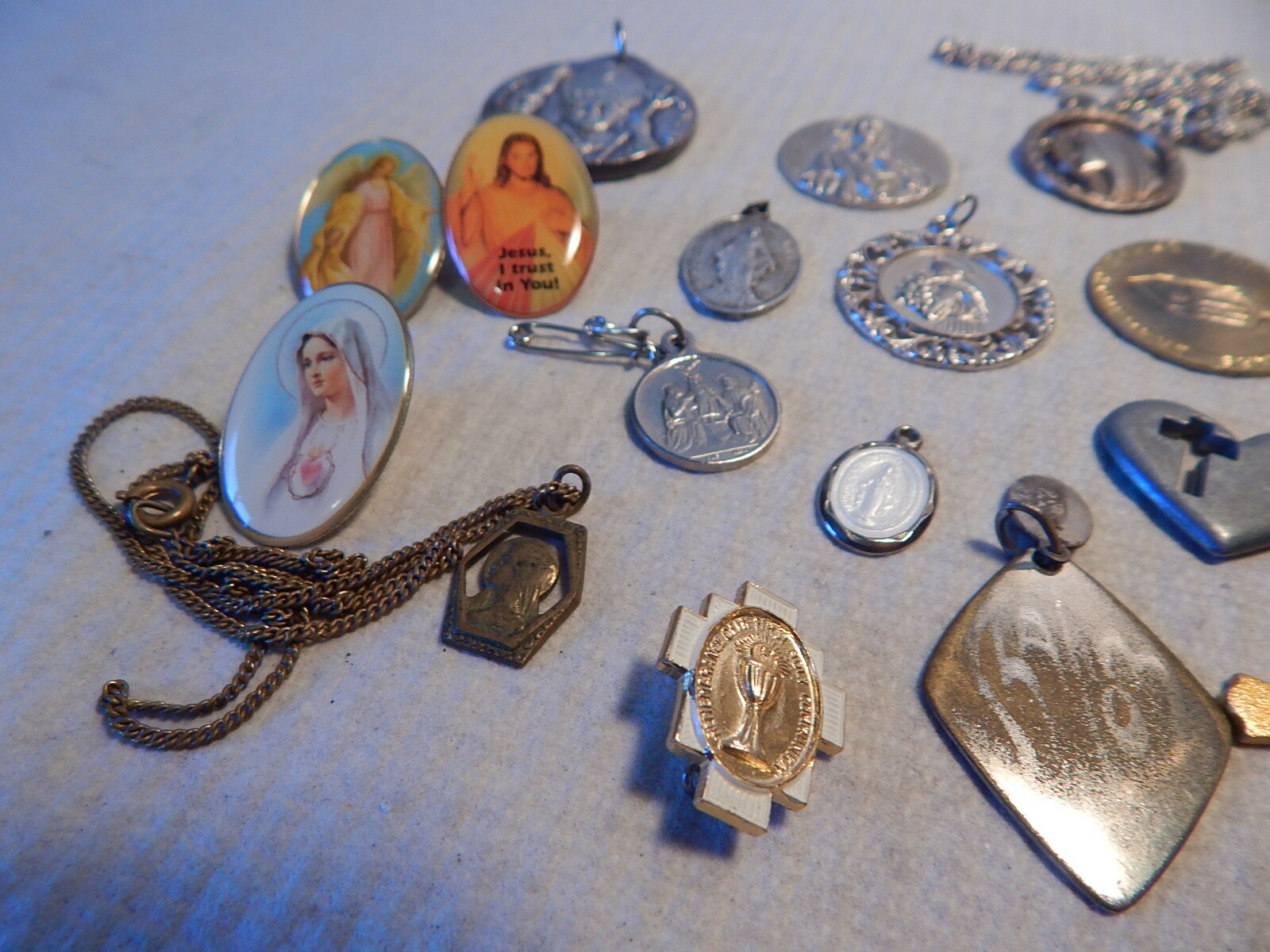 VTG CATHOLIC METAL LOT RELIGION POPES JESUS VIRGIN MARY OLDER 29 TOTAL ESTATE
