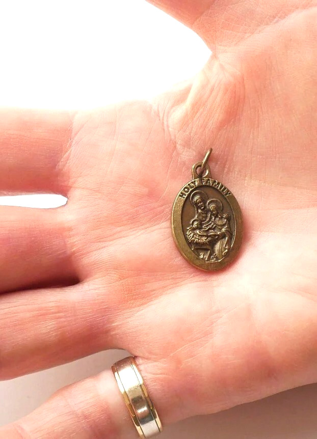 Holy Family 7/8″ x 5/8″ Brass Tone Medal – (Italy) –