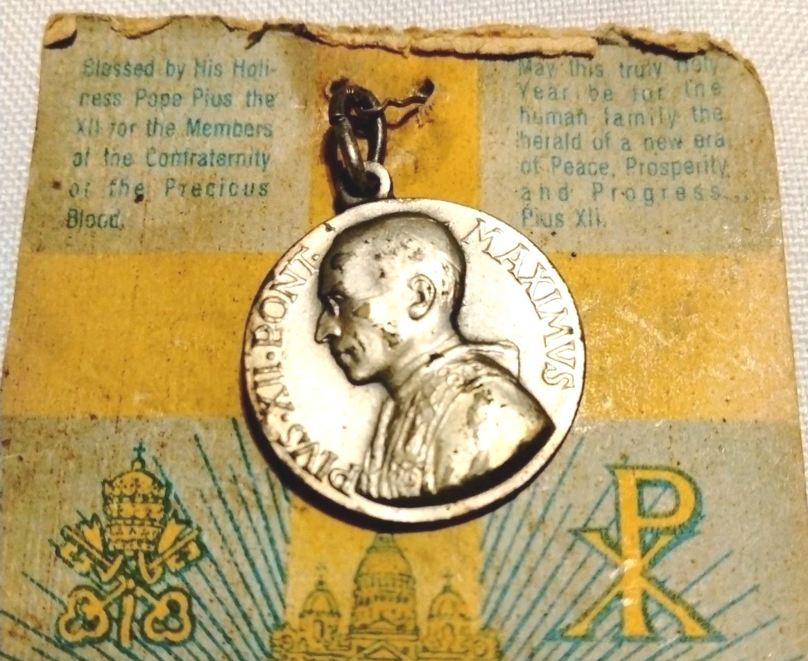 Vatican Pope Blessed Pius Relic Religious Medal 1950 Original Card RARE Pendant