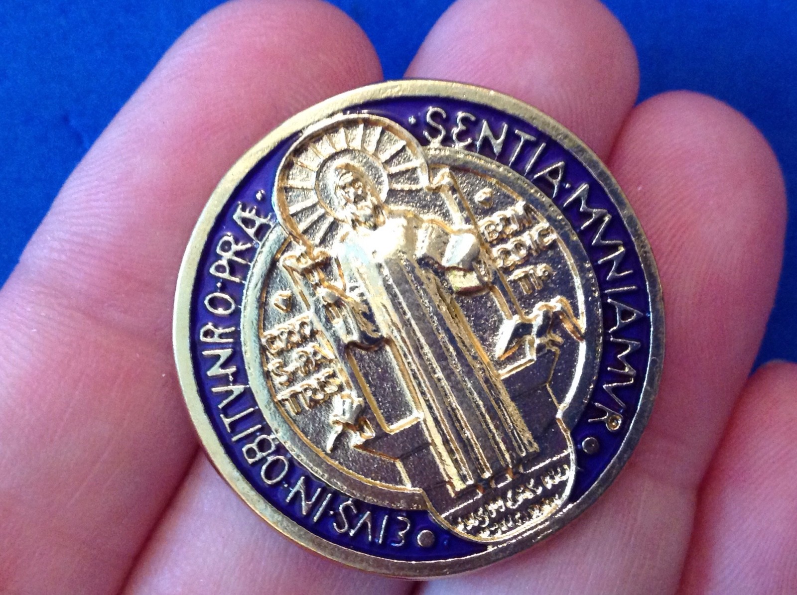 Rare Gold St BENEDICT Pocket Token Protection 1-1/8″ Saint Medal ENAMEL Red Blue