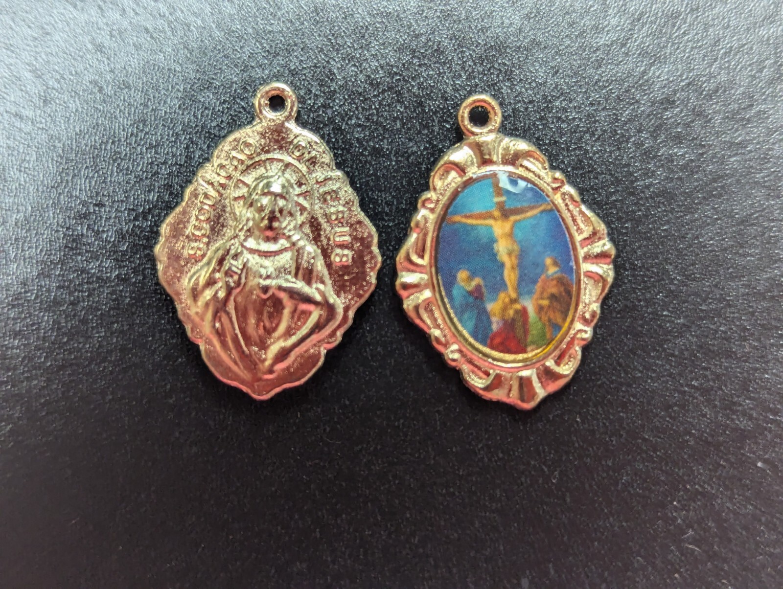 Vintage CATHOLIC Crucifixtion GOLD TONE Devotional ENAMEL Medal 7/8″ x 5/8″