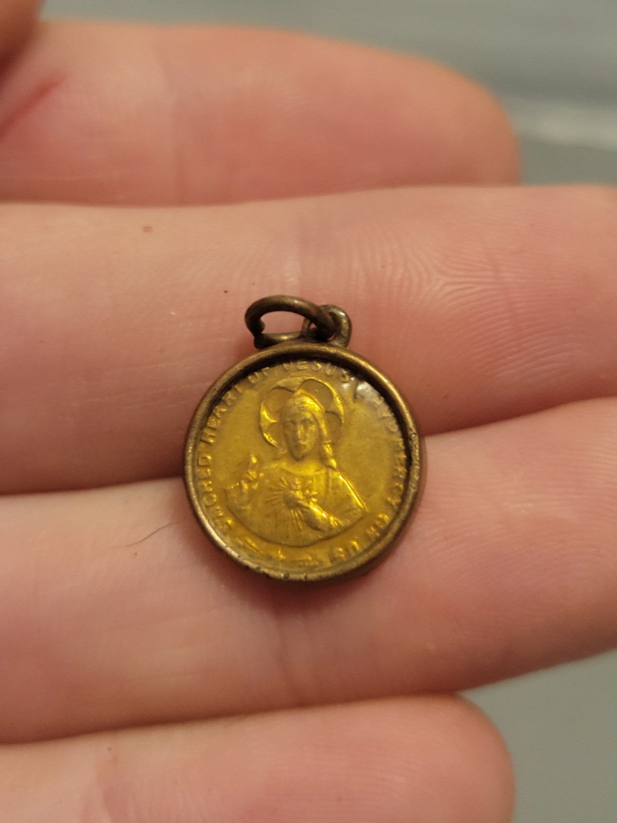 Vintage RELIGIOUS GOLD Tone TOKEN ENCASED BEZEL CHARM MEDAL
