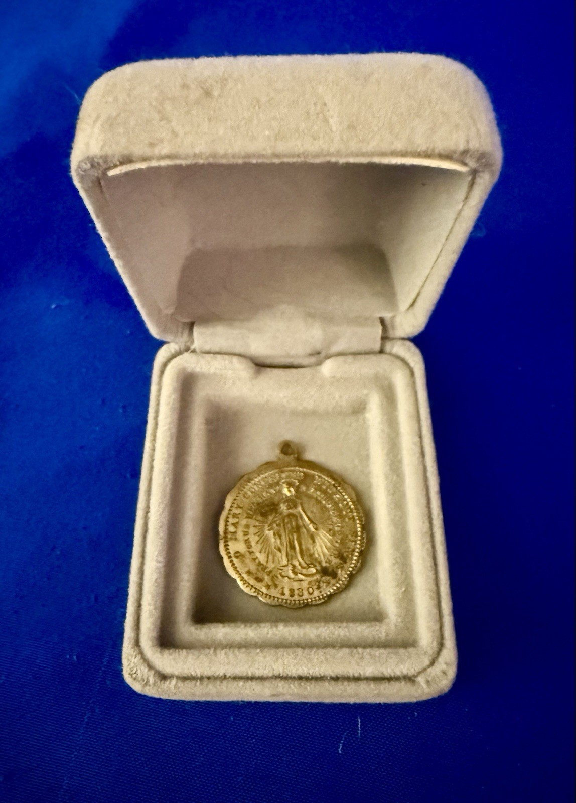 Vtg scalloped round Miraculous medal Congregation the Children of Mary