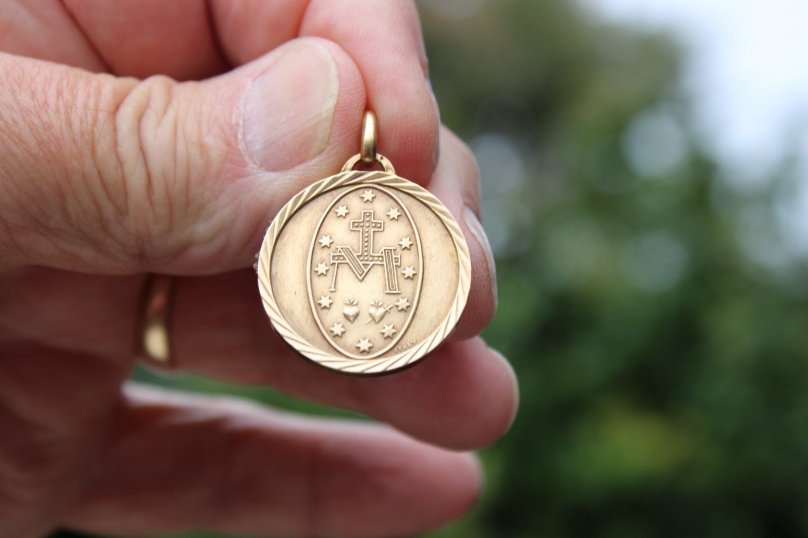 Vintage Virgin Mary Gold Toned Medal Italy Maria Concepta Peccato Ora Pro Nobis