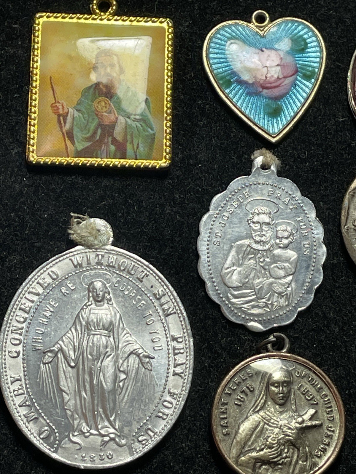 CATHOLIC RELIGIOUS PENDANTS / MEDALS /CROSS LOT C29