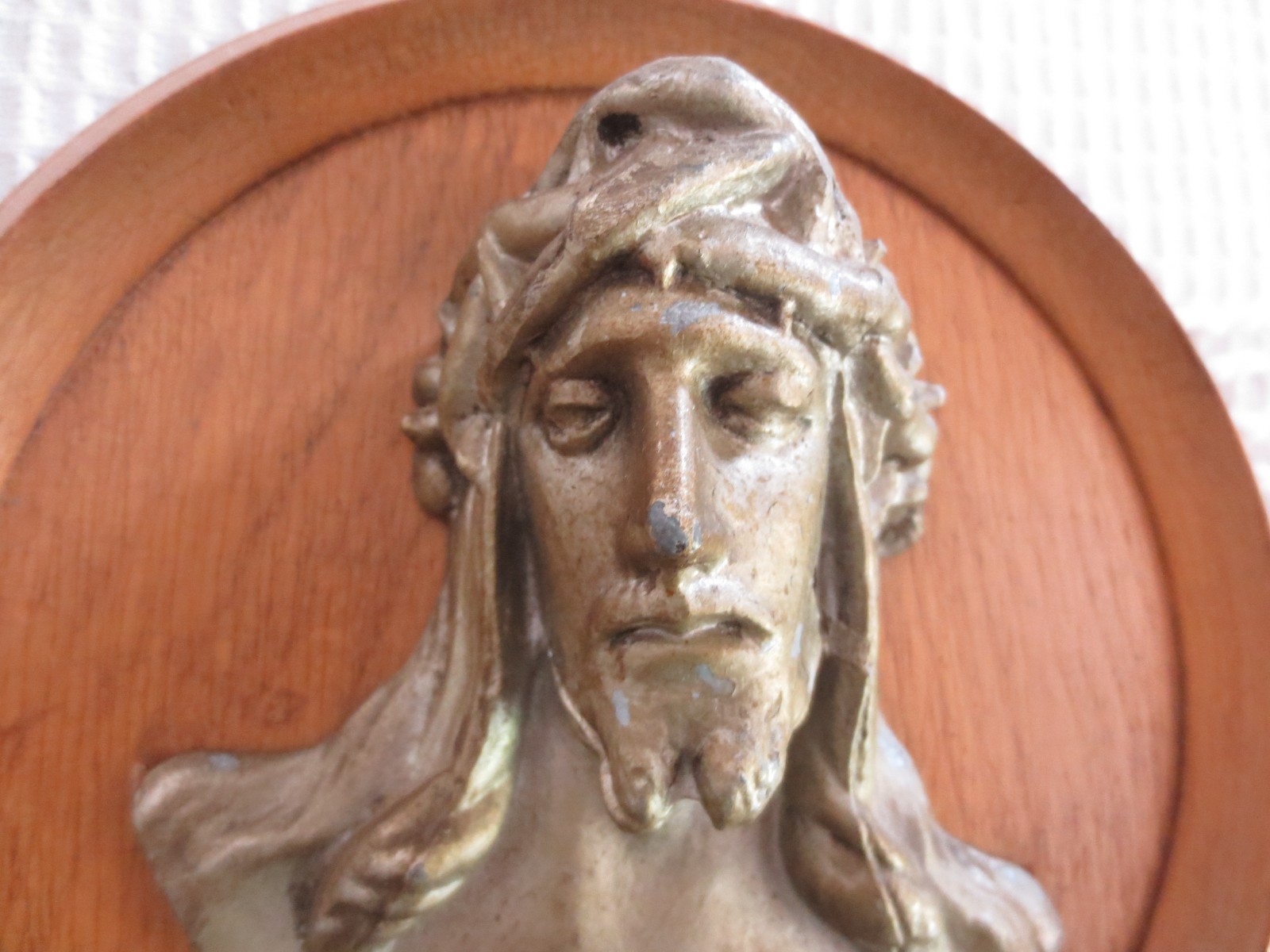 Vtg. Ste. Anne de Beaupre Metal JESUS CRUCIFIED HEAD on Wood PLAQUE–7-1/4″ Dia.