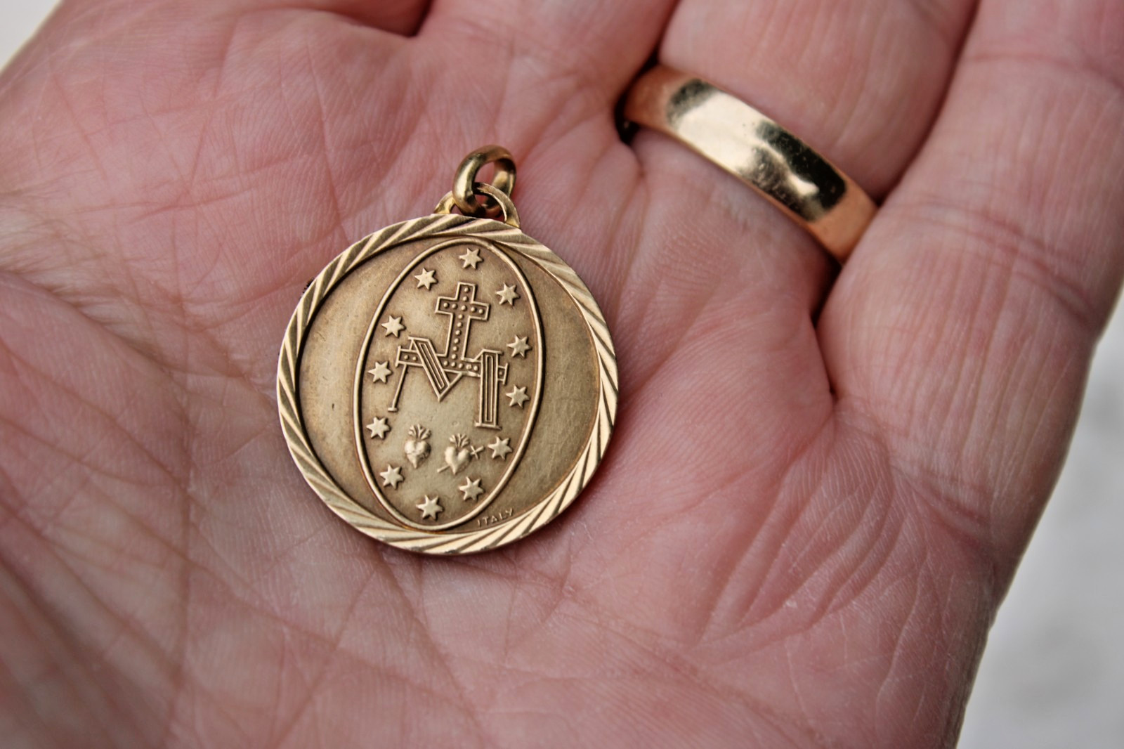 Vintage Virgin Mary Gold Toned Medal Italy Maria Concepta Peccato Ora Pro Nobis