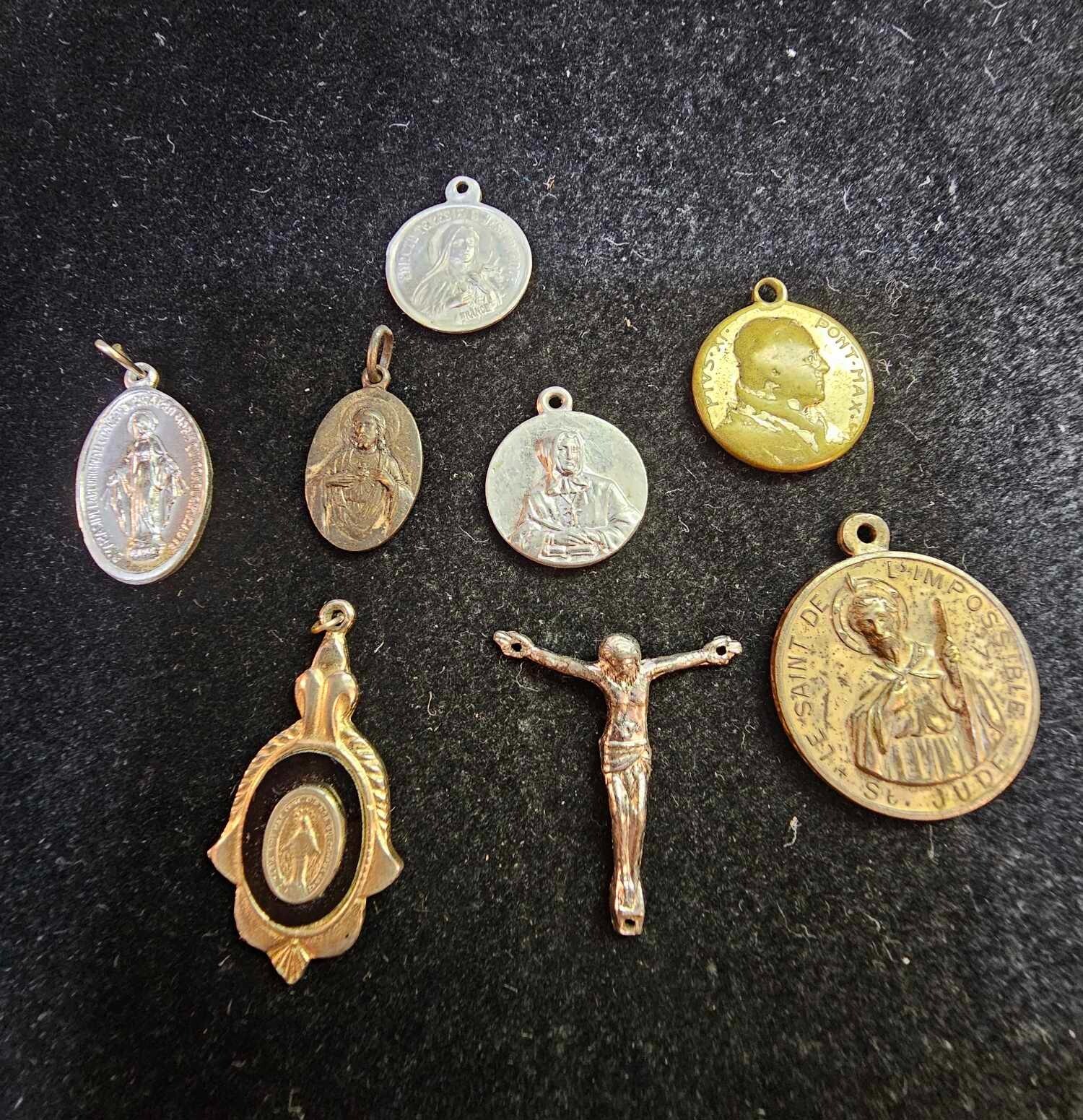 Lot of 8- Silvertone / Metal Medal /Pendant Jesus Mary & Child St jude – B41