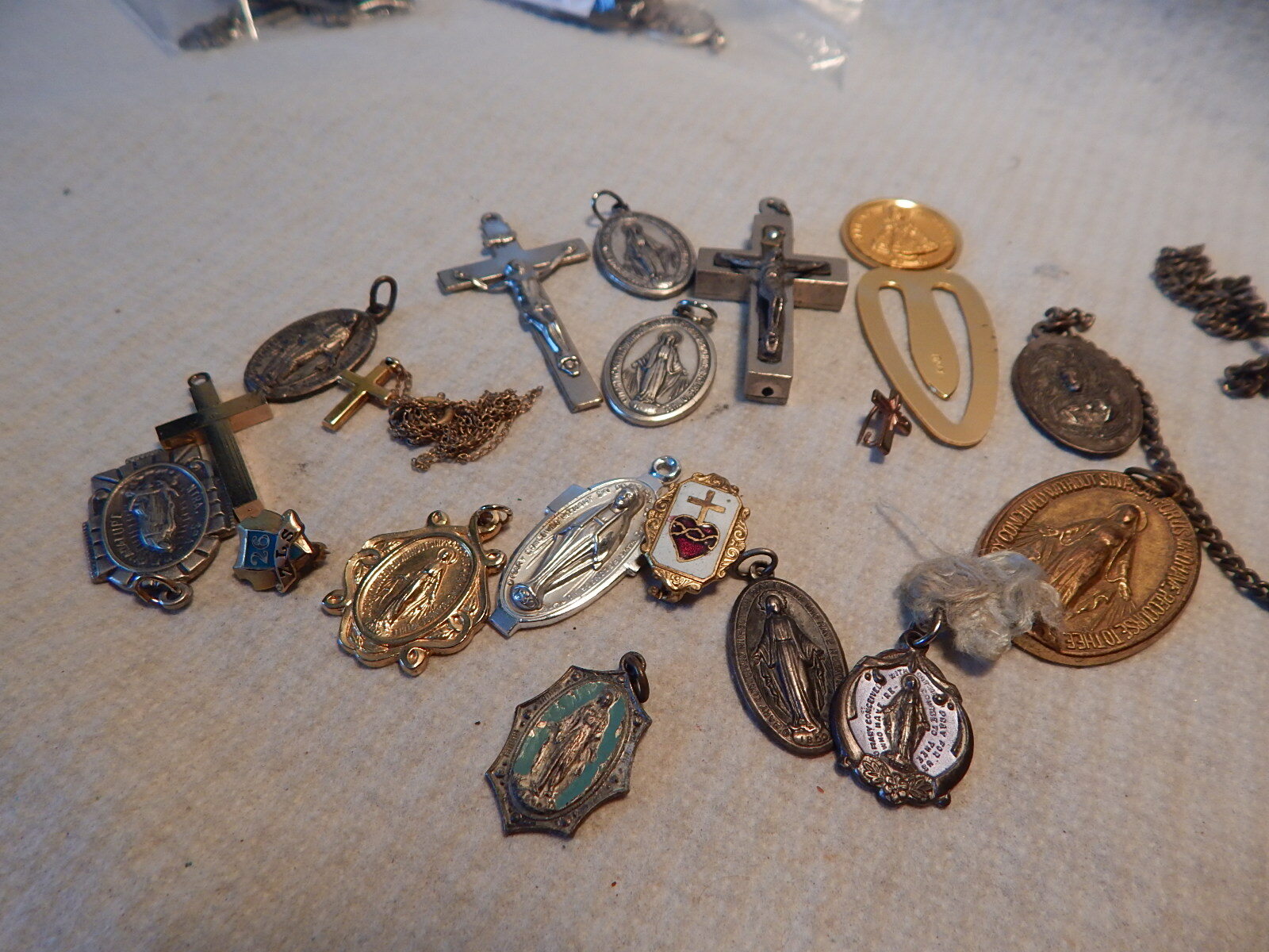 VTG 1950S TO 1970S CATHOLIC MEDAL CROSS LOT SEE PICS SOME PINS SILVER GOLD TONE