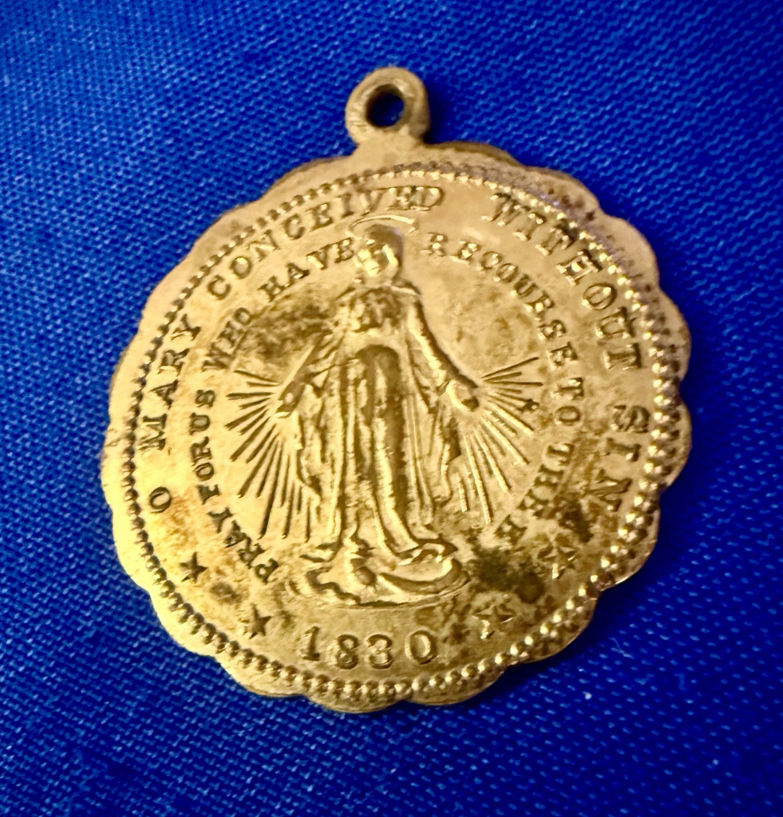 Vtg scalloped round Miraculous medal Congregation the Children of Mary