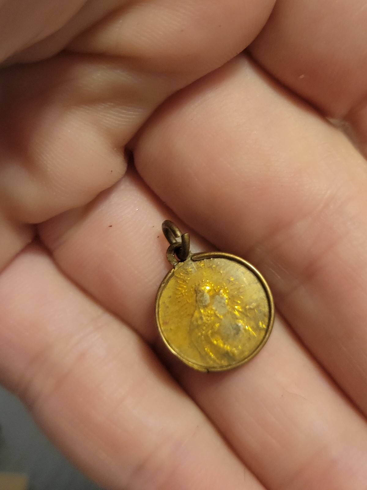Vintage RELIGIOUS GOLD Tone TOKEN ENCASED BEZEL CHARM MEDAL