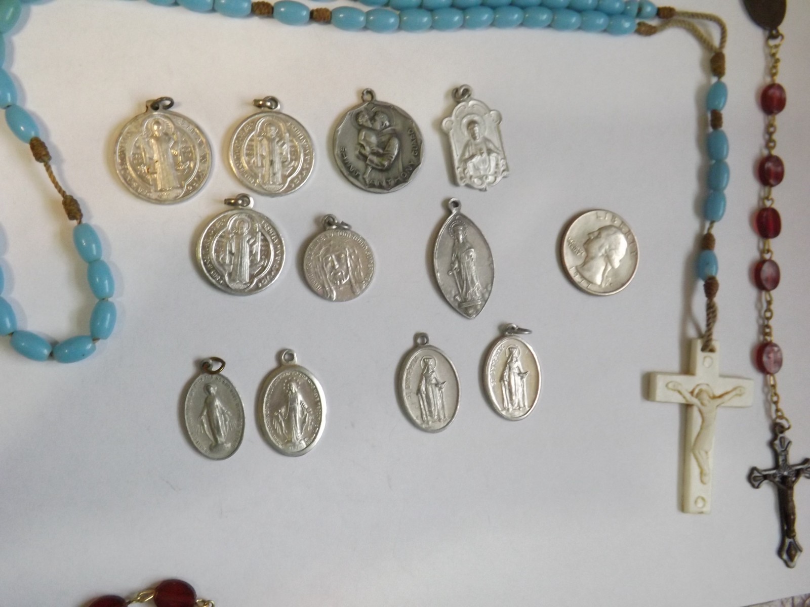 Religious lot plastic rosary medals medal Jesus Saint Threse Benedict Dymphna