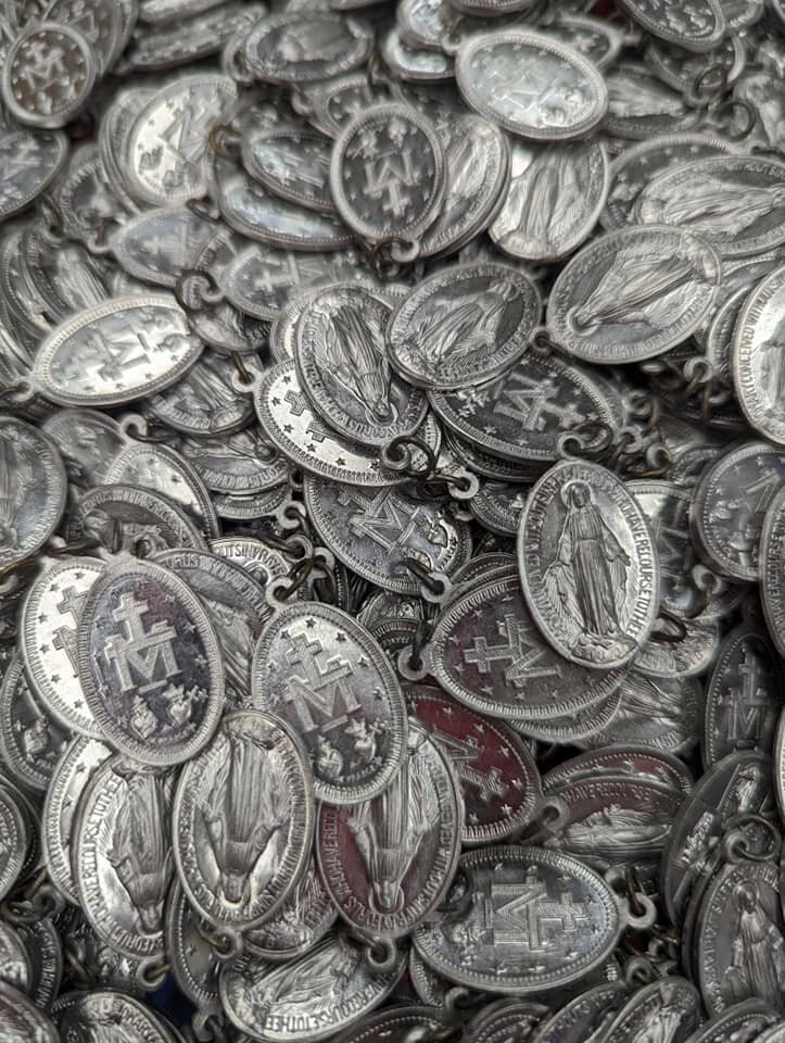 Set LOT of 25 Catholic Miraculous Mary Medal Lot Gift Silver Tone Metal 7/8″