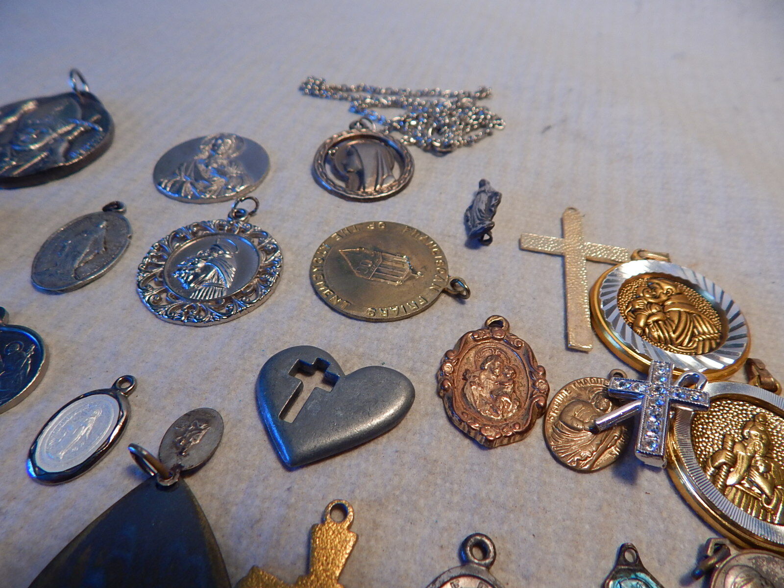 VTG CATHOLIC METAL LOT RELIGION POPES JESUS VIRGIN MARY OLDER 29 TOTAL ESTATE