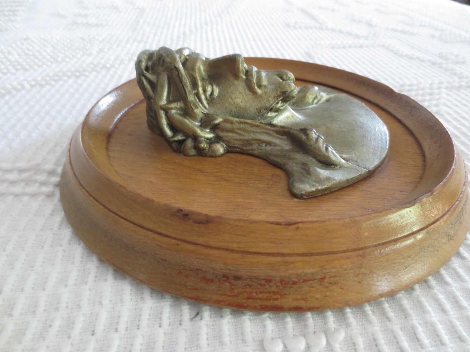 Vtg. Ste. Anne de Beaupre Metal JESUS CRUCIFIED HEAD on Wood PLAQUE–7-1/4″ Dia.