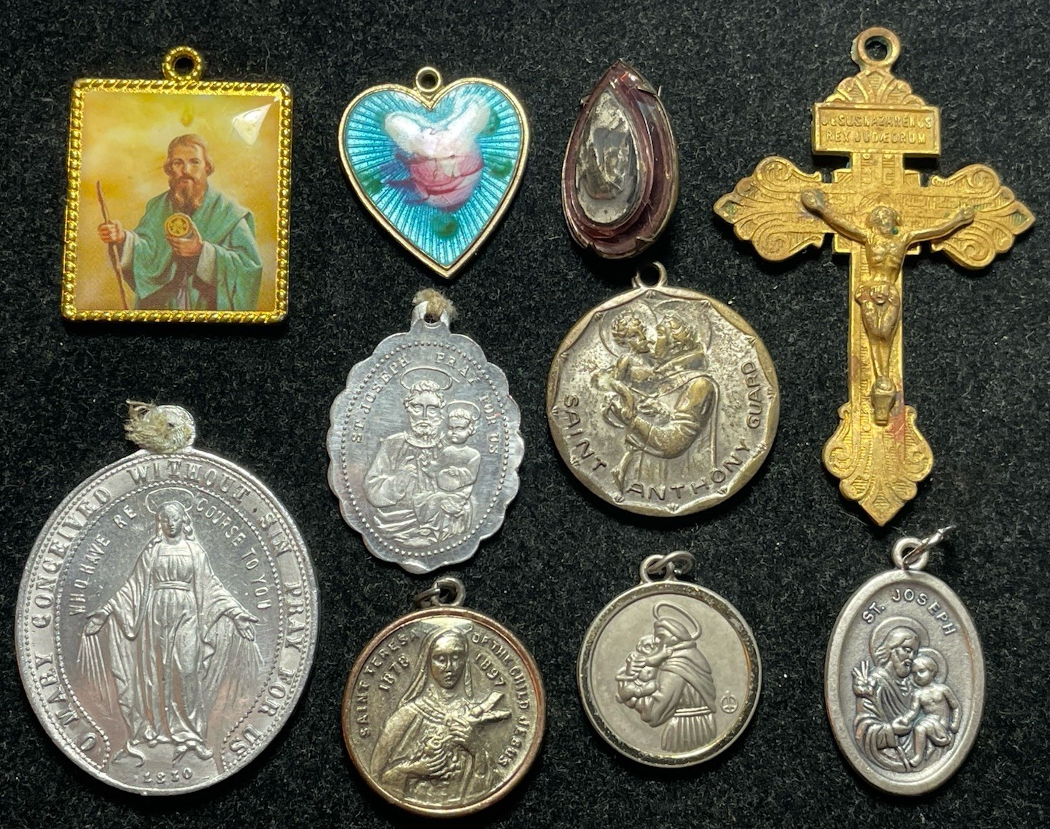 CATHOLIC RELIGIOUS PENDANTS / MEDALS /CROSS LOT C29