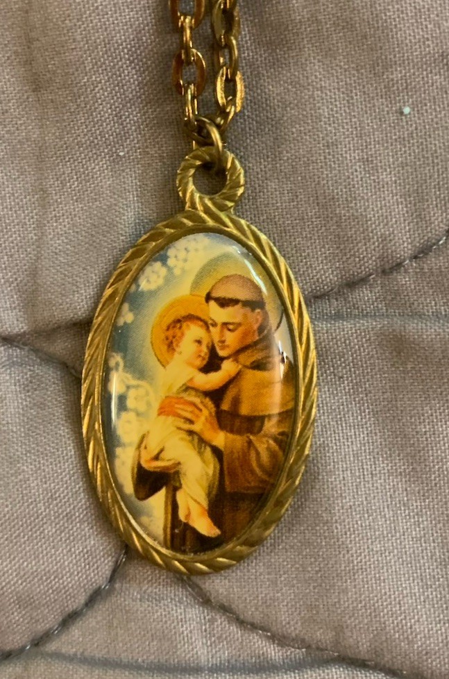 St. Anthony Of Padua W/ Baby Jesus Gold Toned Medal & Chain READ