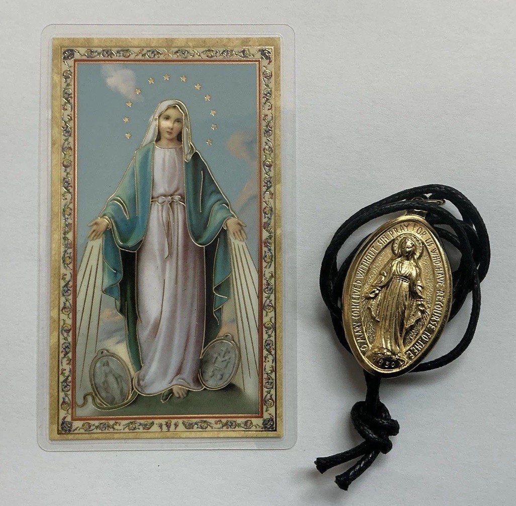 MIRACULOUS LADY MEDAL IN GOLDEN FINISH & HOLY CARD IN ENGLISH, FAVORS PROTECTION