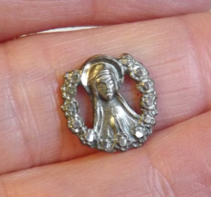 Chapel Sterling praying Virgin Mary rose wreath pocket pendant medal no bail