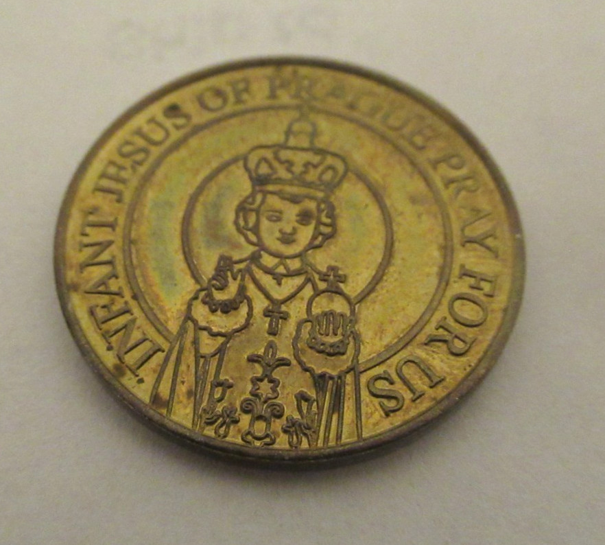 INFANT JESUS OF PRAGUE “PRAY FOR US” GOLD TONE ROUND POCKET COIN