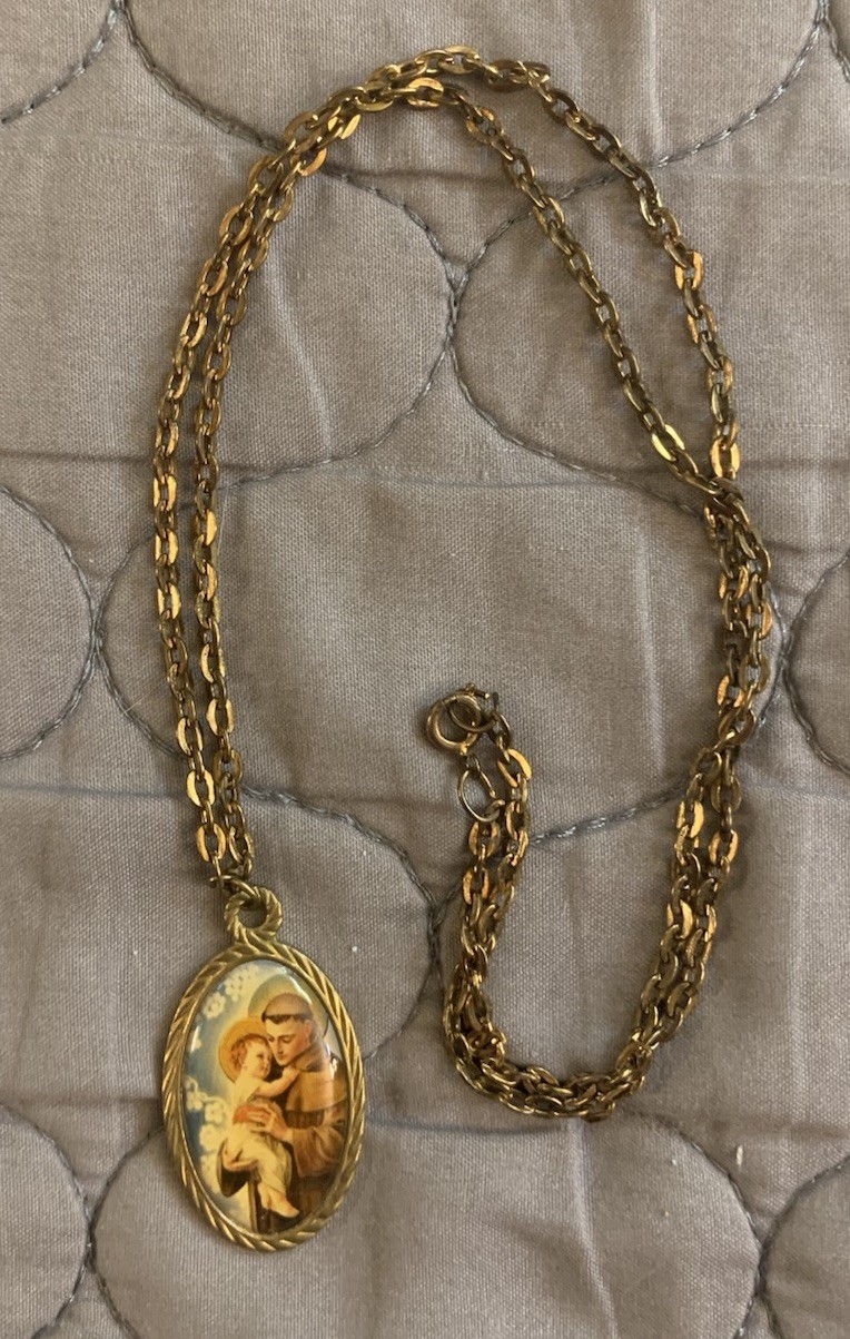 St. Anthony Of Padua W/ Baby Jesus Gold Toned Medal & Chain READ