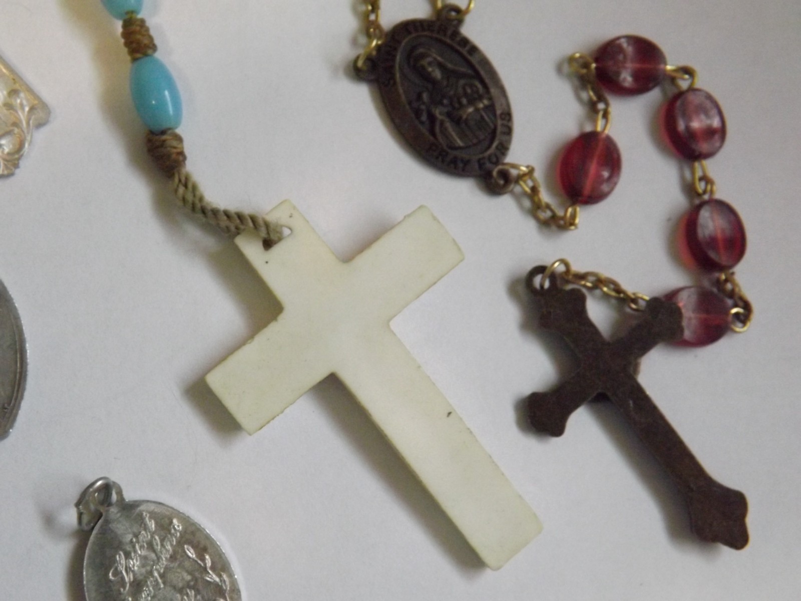 Religious lot plastic rosary medals medal Jesus Saint Threse Benedict Dymphna