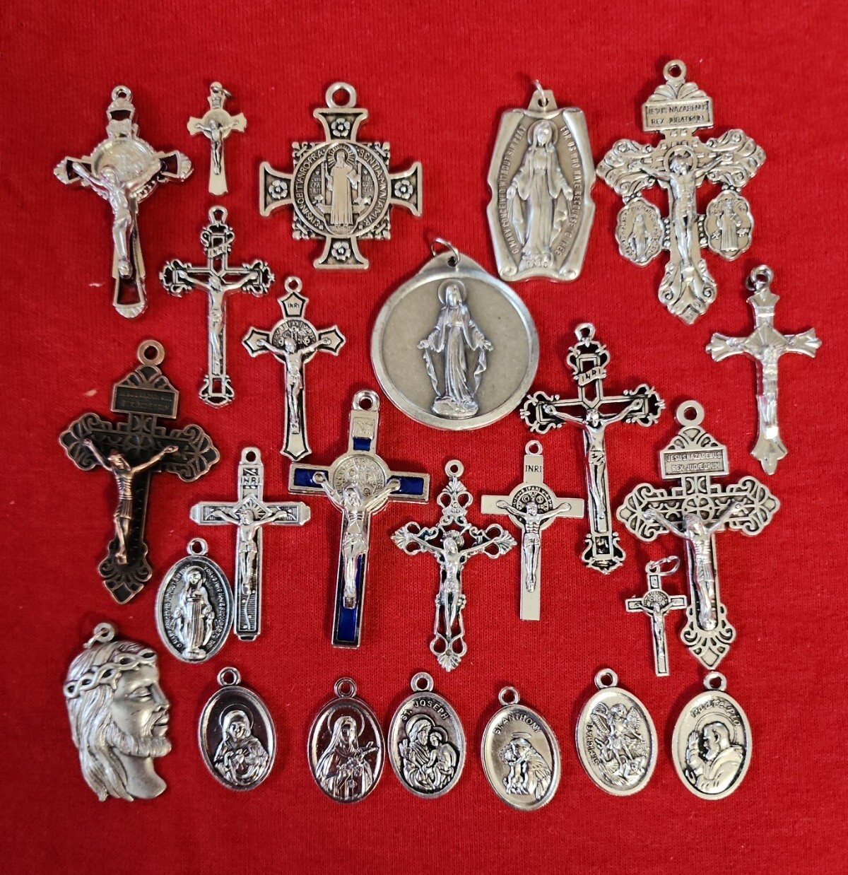 CHRISTIAN.CATHOLIC LOT OF 25 CROSS & MEDAL
