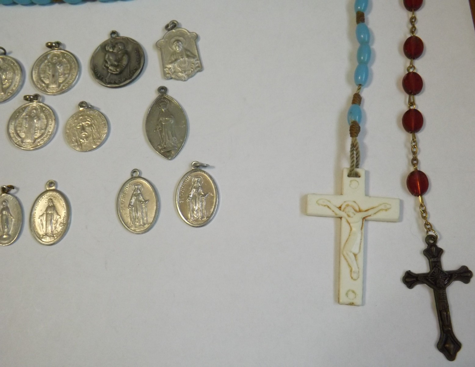 Religious lot plastic rosary medals medal Jesus Saint Threse Benedict Dymphna