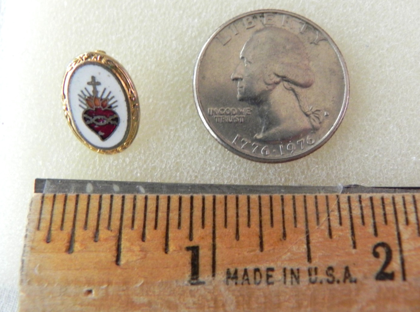 Sacred Heart of Jesus enamel pin gold Oval shape Unknown Vintage NICE