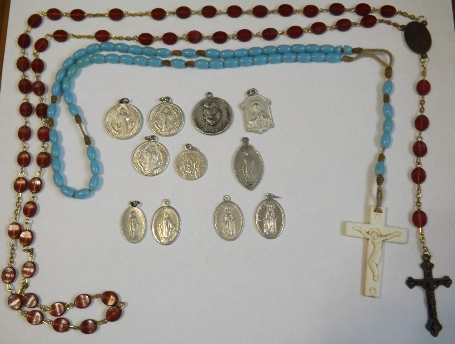 Religious lot plastic rosary medals medal Jesus Saint Threse Benedict Dymphna