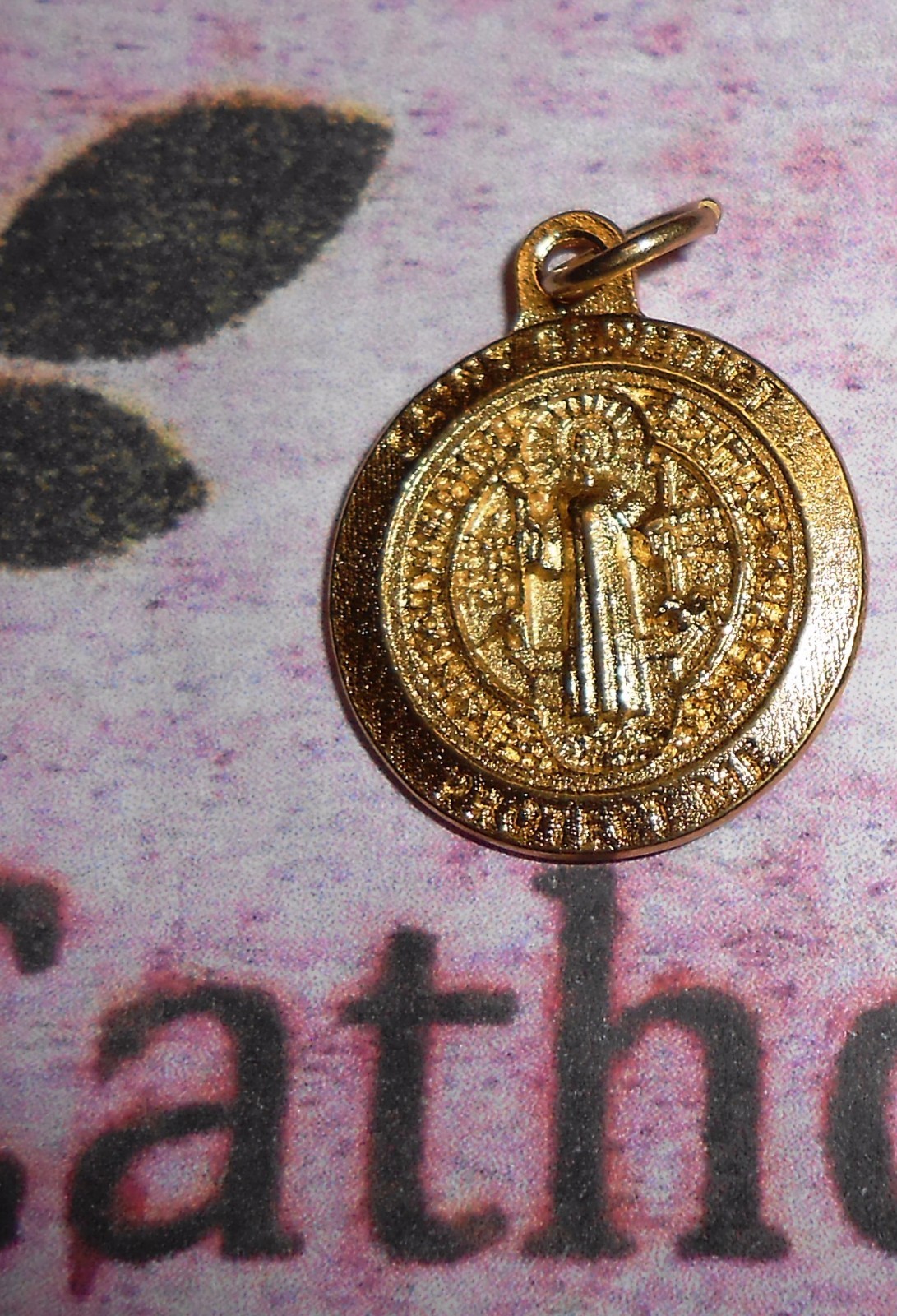 Medalla De San Benito – St Benedict – Premium Rd Gold tone OX 3/4″ Medal