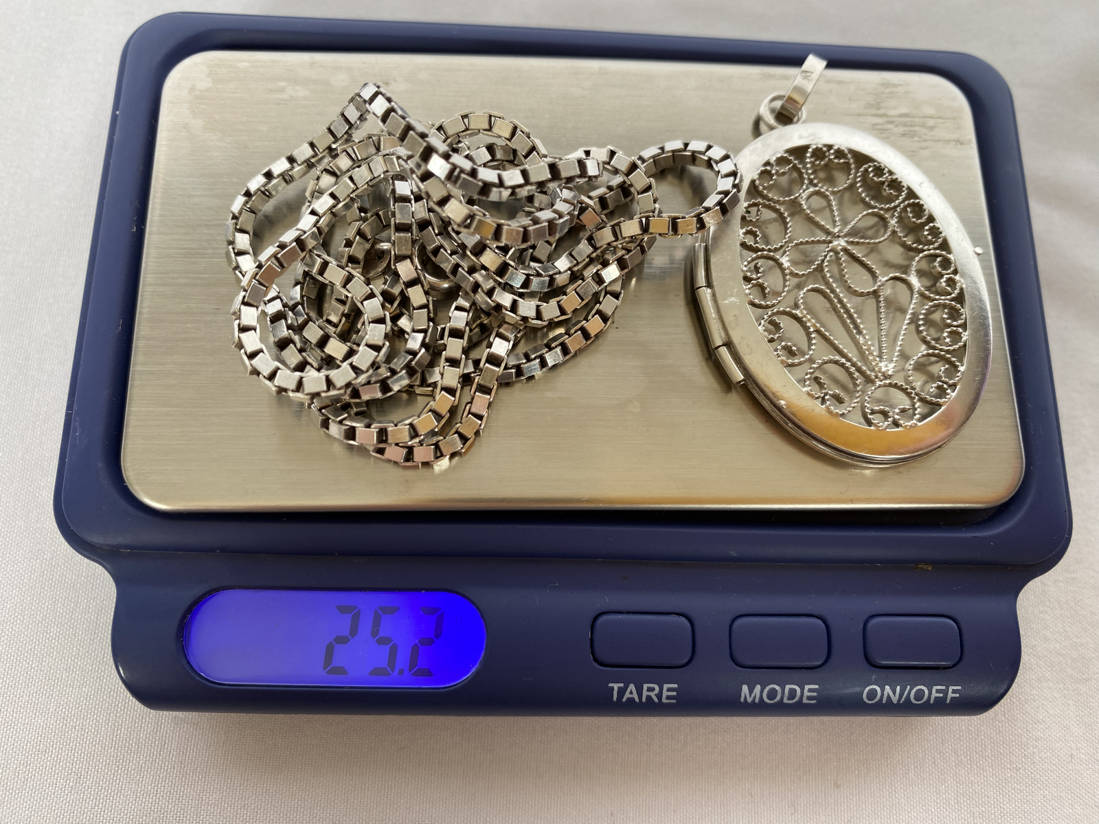 Vintage 925 Sterling Silver Chain Oval Filigree Photo Locket Pendant Necklace 24