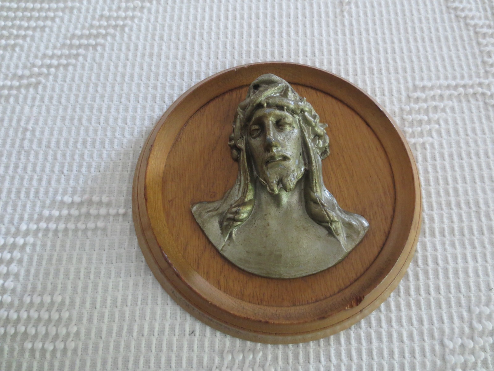 Vtg. Ste. Anne de Beaupre Metal JESUS CRUCIFIED HEAD on Wood PLAQUE–7-1/4″ Dia.