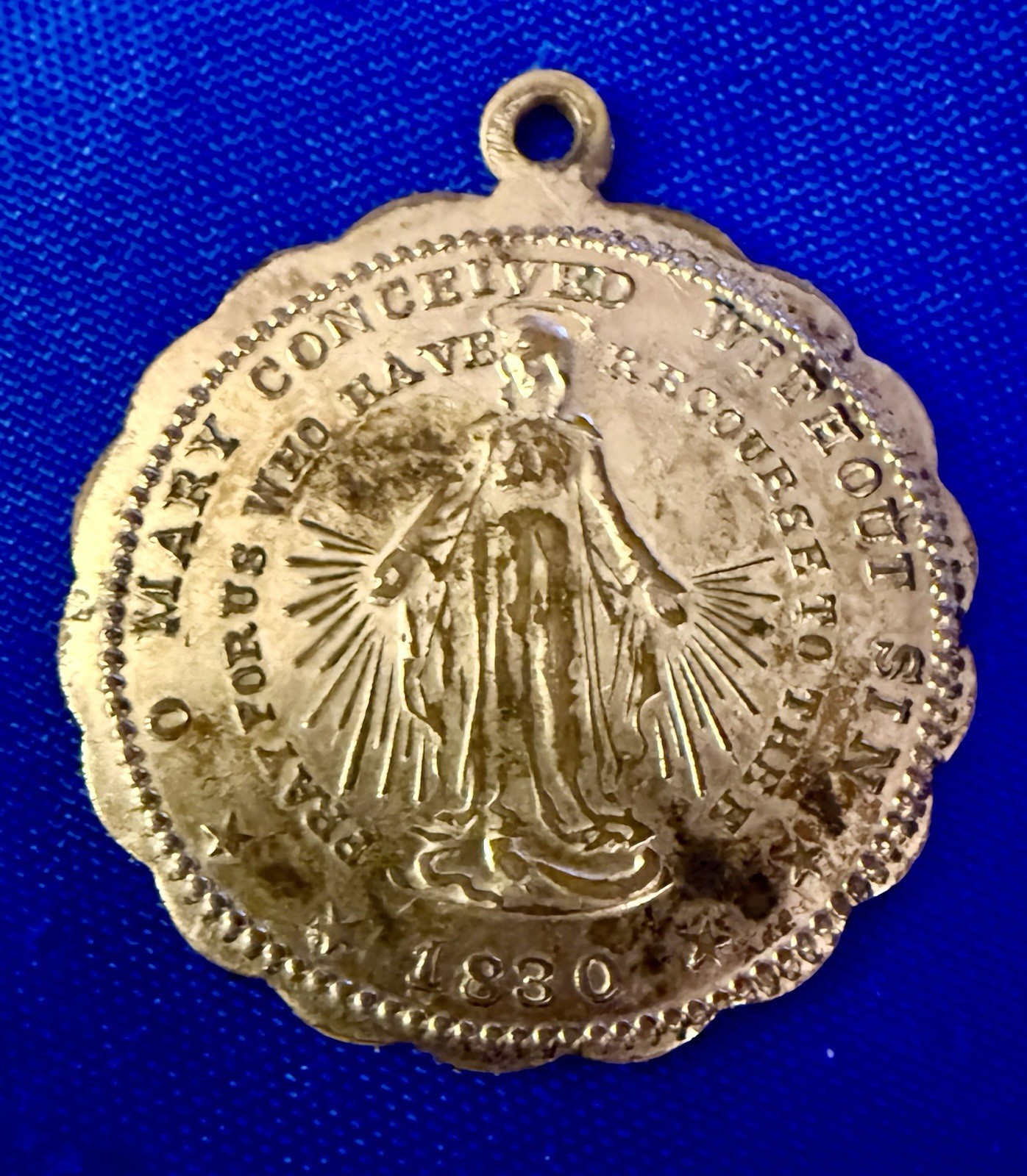 Vtg scalloped round Miraculous medal Congregation the Children of Mary