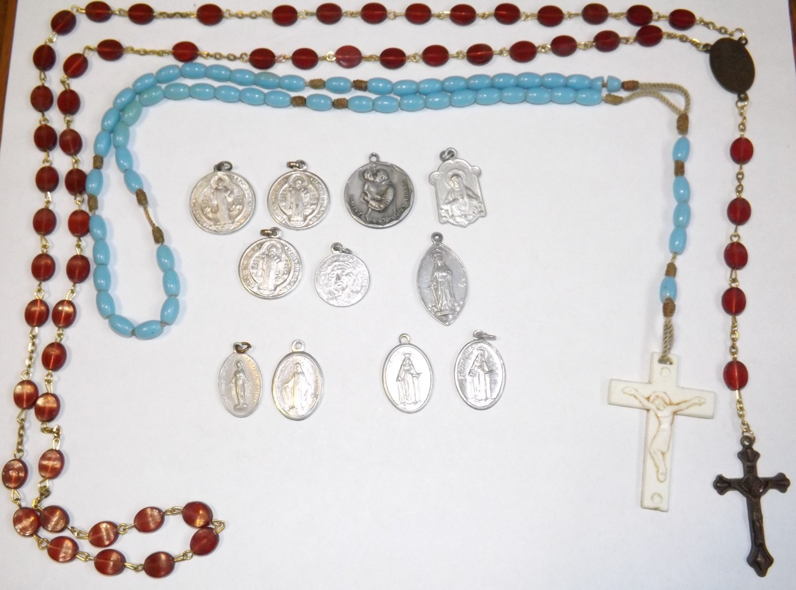 Religious lot plastic rosary medals medal Jesus Saint Threse Benedict Dymphna