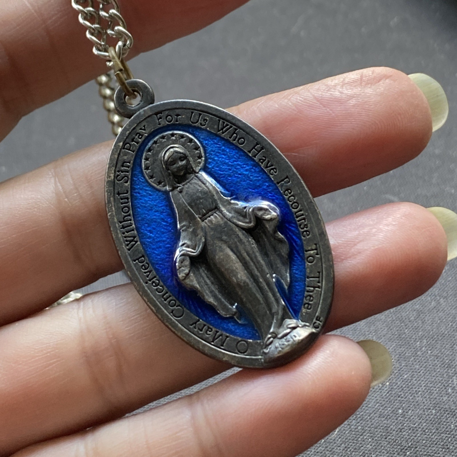 Vtg Large Size Blue Miraculous Medal Mary Necklace Italy 18” Curb Chain