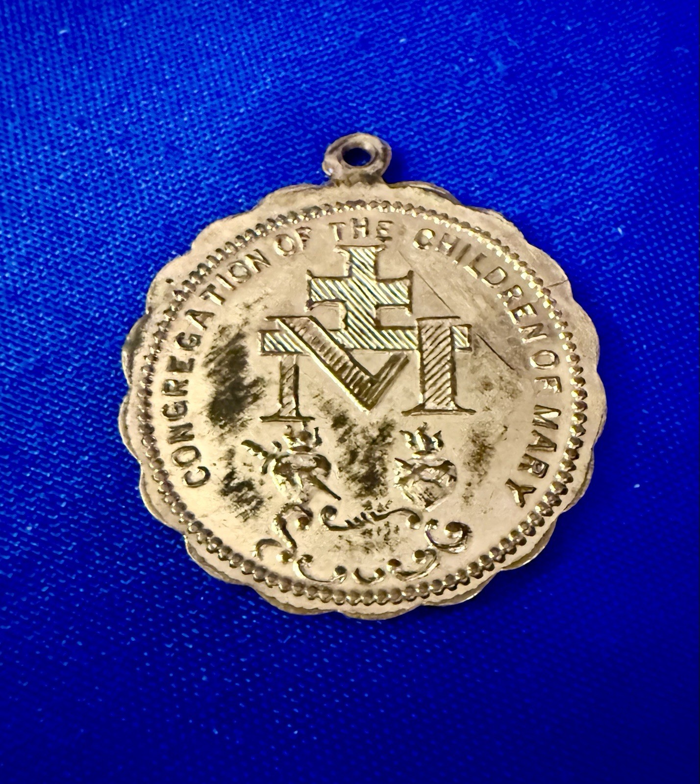 Vtg scalloped round Miraculous medal Congregation the Children of Mary