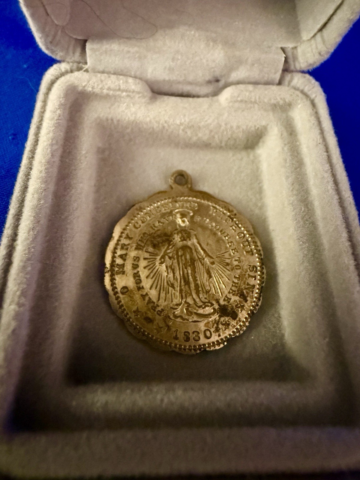 Vtg scalloped round Miraculous medal Congregation the Children of Mary