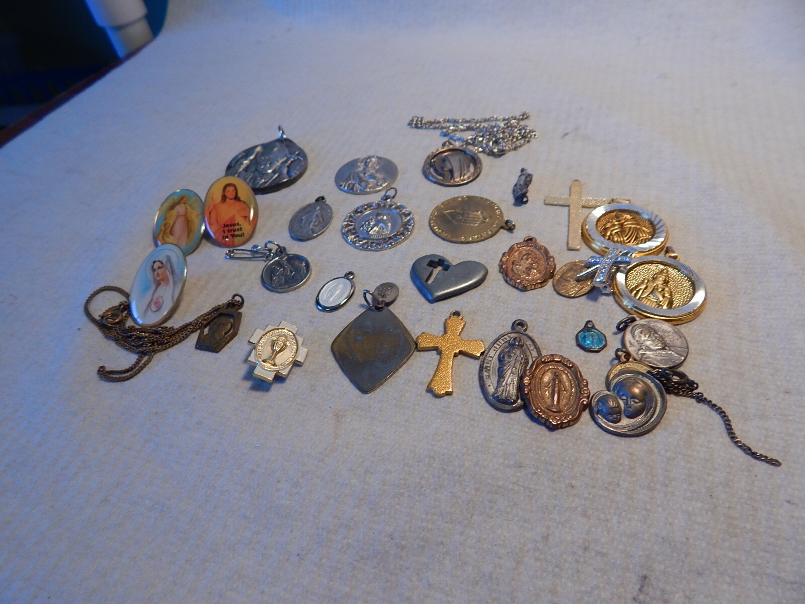 VTG CATHOLIC METAL LOT RELIGION POPES JESUS VIRGIN MARY OLDER 29 TOTAL ESTATE