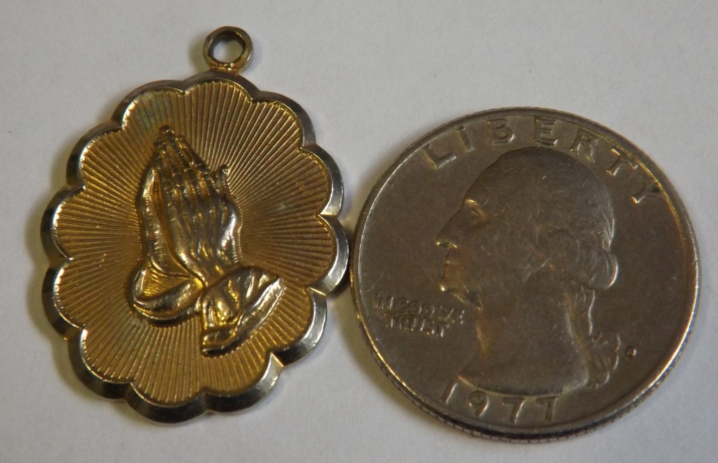 Gold tone scalloped ornate praying hands Serenity Prayer Jesus pendant medal