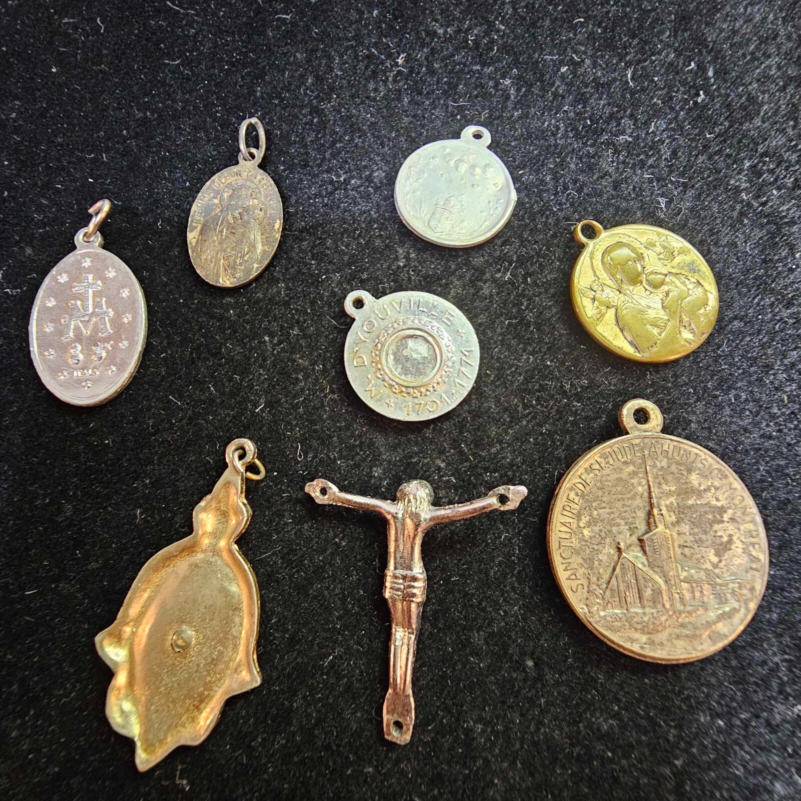 Lot of 8- Silvertone / Metal Medal /Pendant Jesus Mary & Child St jude – B41
