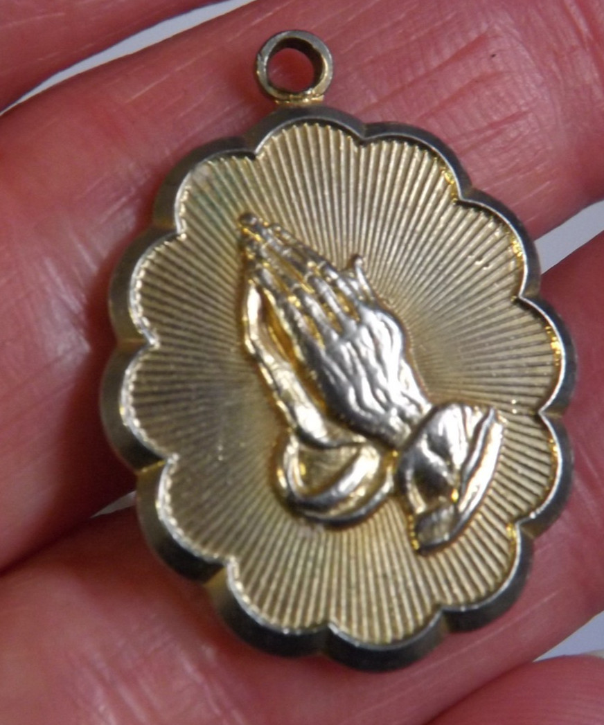 Gold tone scalloped ornate praying hands Serenity Prayer Jesus pendant medal