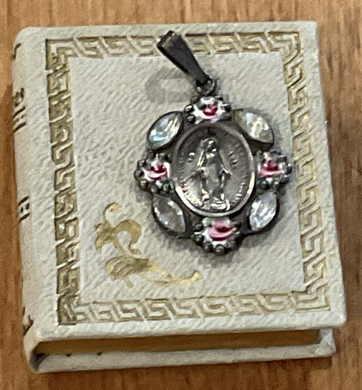 1929 SILVER MIRACULOUS MEDAL W/PINK GUILLOCHE ROSES RHINESTONES BOOK BOX ORIG