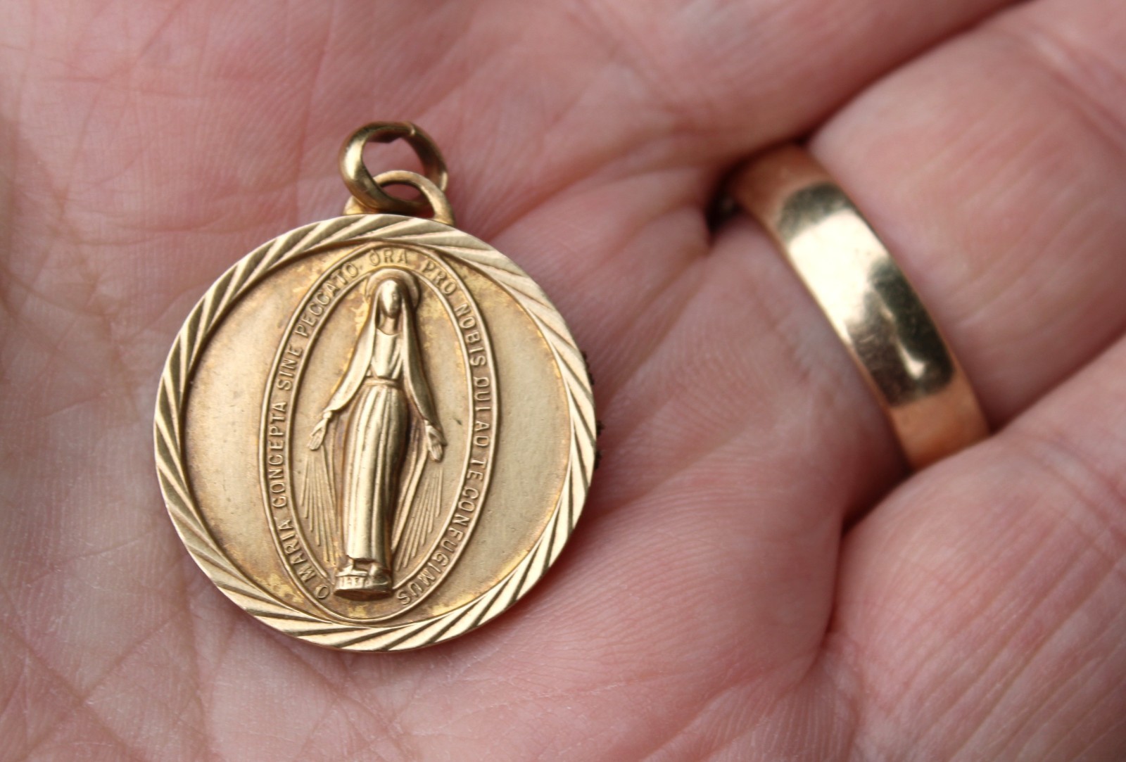 Vintage Virgin Mary Gold Toned Medal Italy Maria Concepta Peccato Ora Pro Nobis