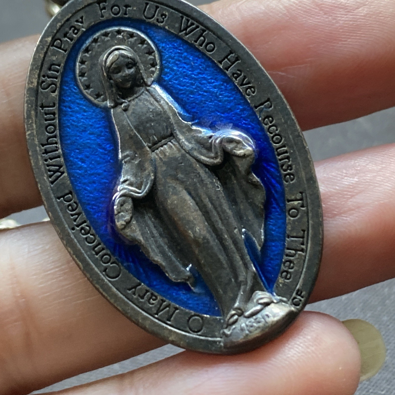 Vtg Large Size Blue Miraculous Medal Mary Necklace Italy 18” Curb Chain
